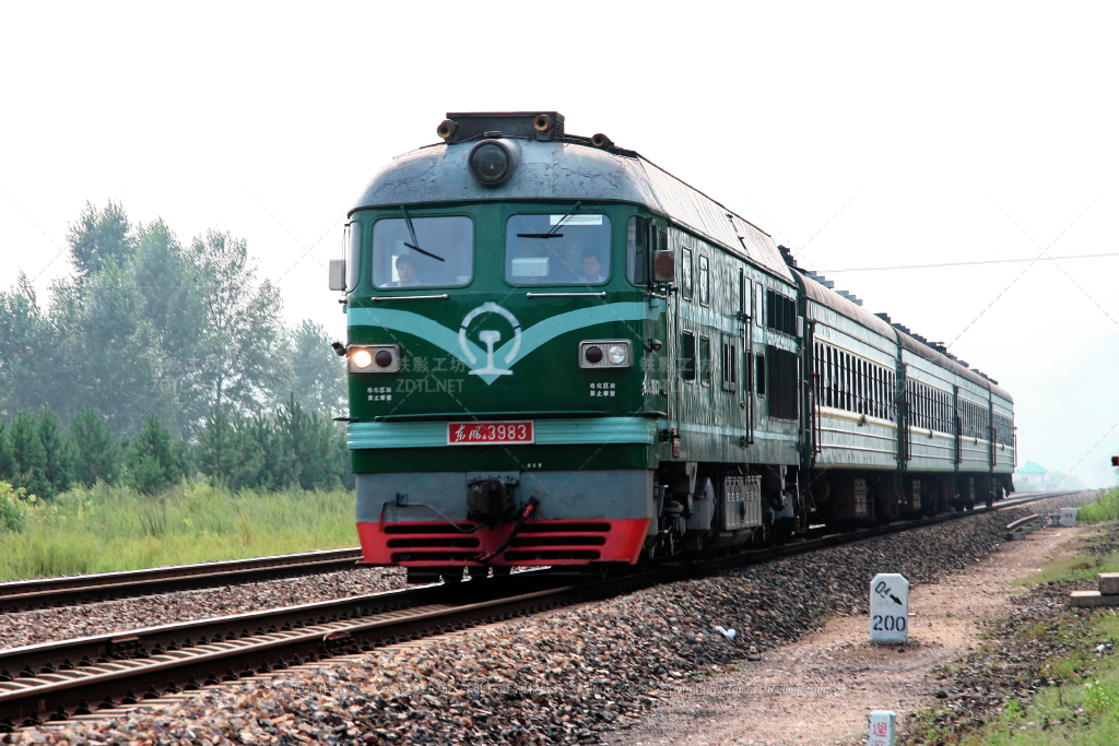 列车通过百年车站